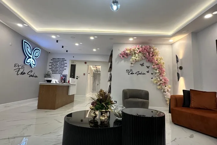 Muayenehanenin bekleme salonu