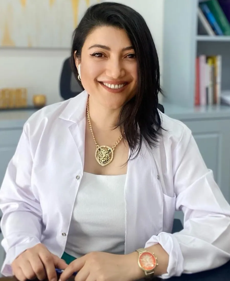 Op. Dr. Eda Şahin, muayenehanesinde