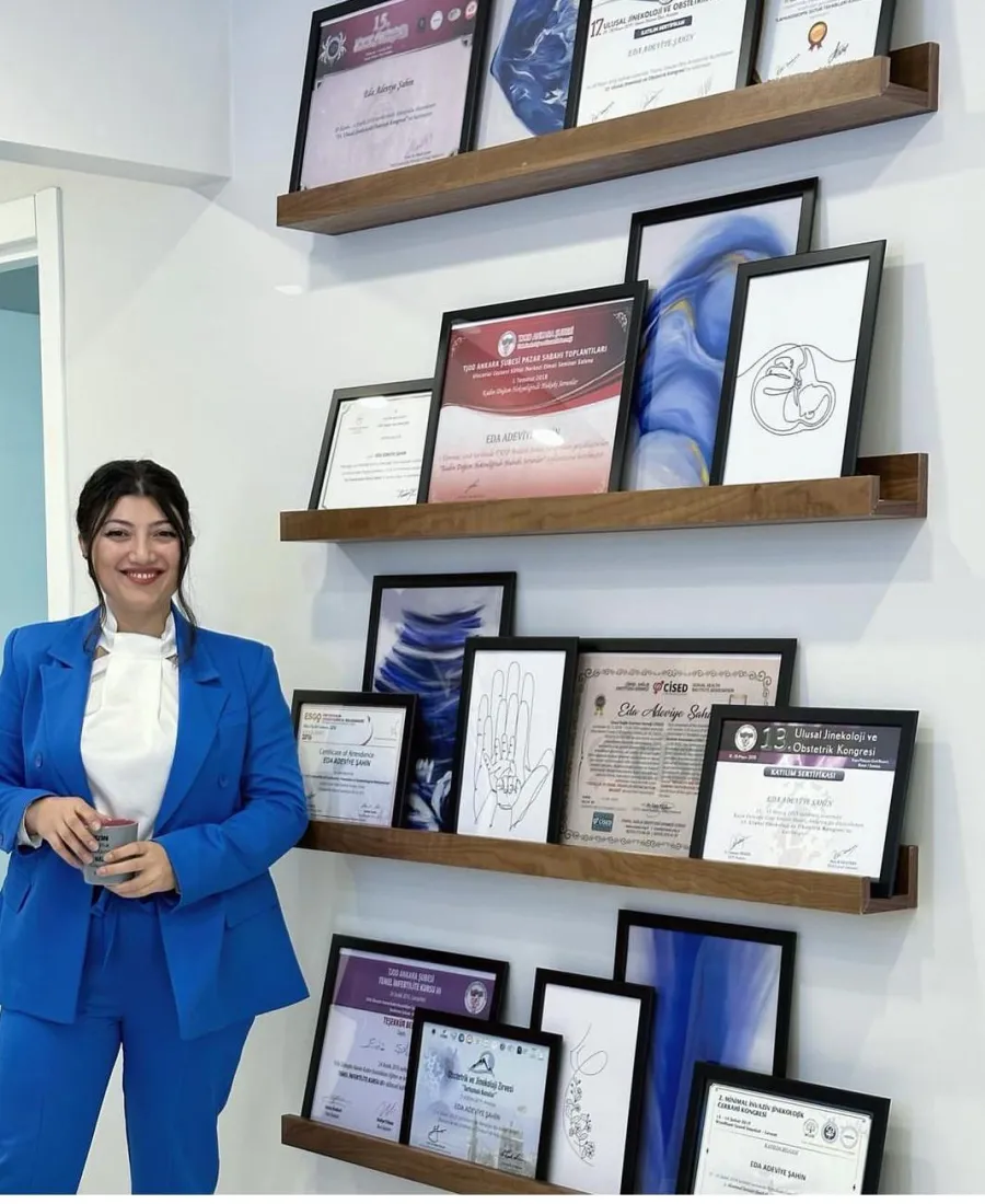 Op. Dr. Eda Şahin, sertifika ve belgelerinin önünde